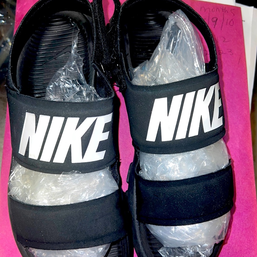 Nike \ Women’s Sandals \size 6